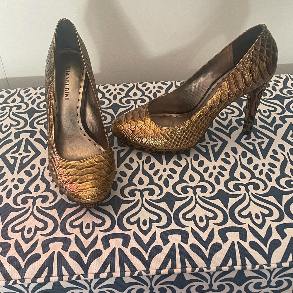 Gold women pumps